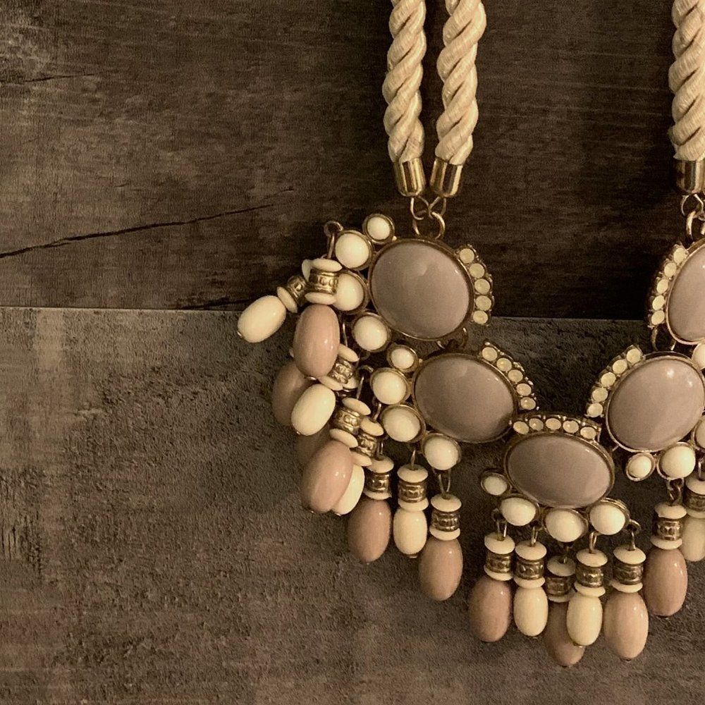 Cream Statement Neclace - Picture 3 of 3